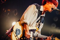 佐藤リョウスケ（赤色のグリッター）（撮影：西槇太一）