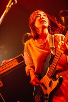 渡辺明日香（赤色のグリッター）（撮影：西槇太一）