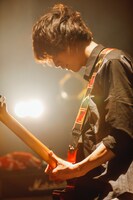 鈴木陸生（赤色のグリッター）（撮影：西槇太一）