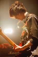 鈴木陸生（赤色のグリッター）（撮影：西槇太一）