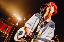 佐藤リョウスケ（赤色のグリッター）（撮影：西槇太一）