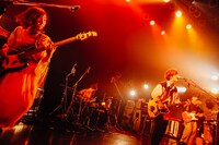 赤色のグリッター（撮影：西槇太一）