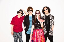 FLOWER FLOWER。右から2番目がyui。