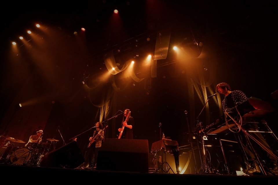 東京・恵比寿ザ・ガーデンホールで行われた「ALLSAINTS presents "Fashion with Music" FLOWER FLOWER」の様子。