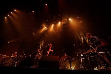 東京・恵比寿ザ・ガーデンホールで行われた「ALLSAINTS presents "Fashion with Music" FLOWER FLOWER」の様子。