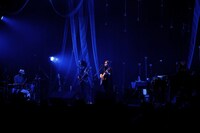 東京・恵比寿ザ・ガーデンホールで行われた「ALLSAINTS presents "Fashion with Music" FLOWER FLOWER」の様子。