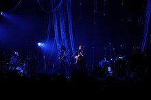 東京・恵比寿ザ・ガーデンホールで行われた「ALLSAINTS presents "Fashion with Music" FLOWER FLOWER」の様子。