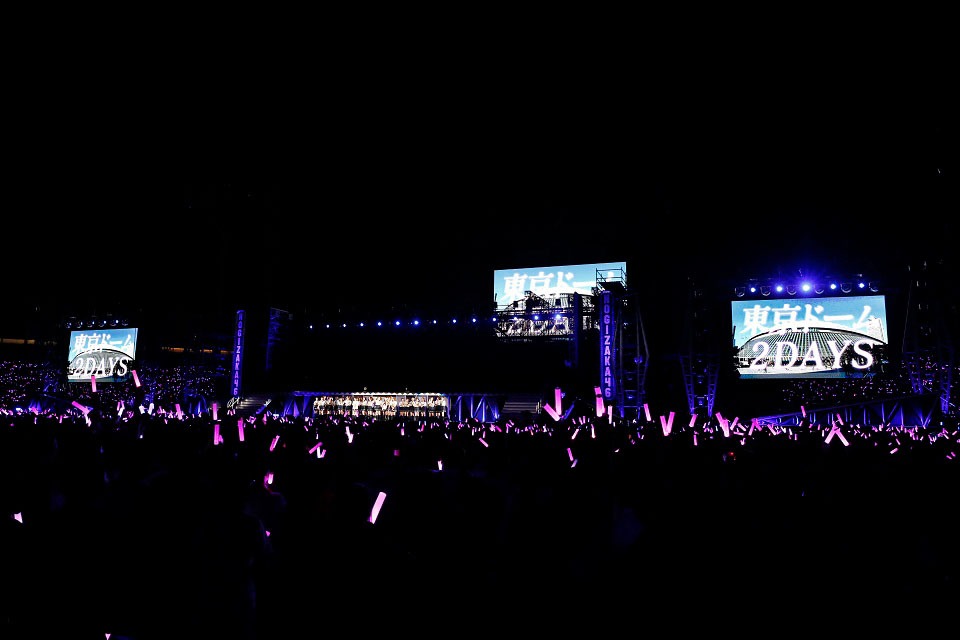 乃木坂46のライブの様子。