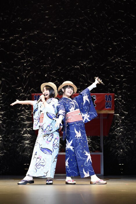 浴衣姿でパフォーマンスする悠木碧(左)と竹達彩奈(右)。(写真提供:ZERO-A)
