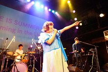 SHE IS SUMMER「Swimming in the Live」東京・WWW公演の様子。（撮影：落合由夏）