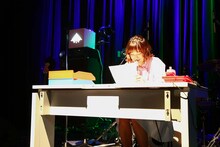 「SHE IS SUMMERのSwimming in the Radio」のコーナーで知り合いのアーティストからのメールを読み上げるSHE IS SUMMER。（撮影：落合由夏）