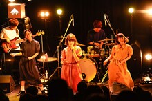 女性ダンサーと共に「私たちのワンピース」を披露するSHE IS SUMMER。（撮影：落合由夏）