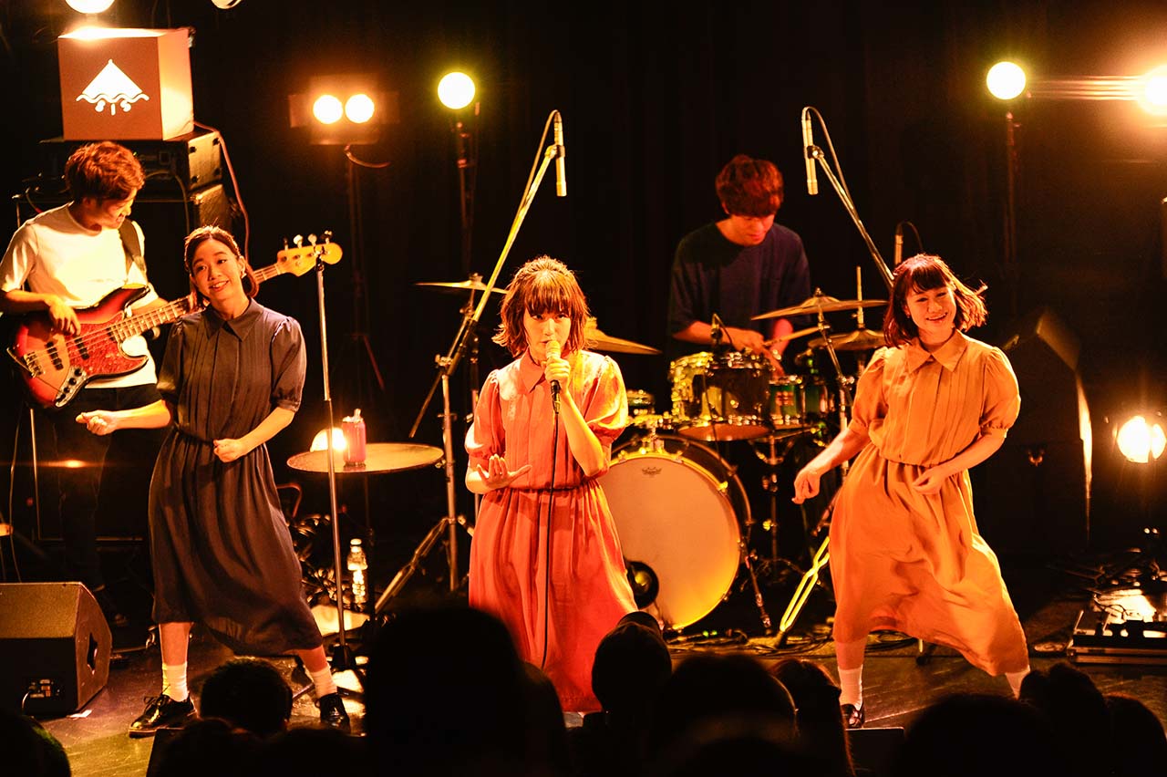 女性ダンサーと共に「私たちのワンピース」を披露するSHE IS SUMMER。（撮影：落合由夏）