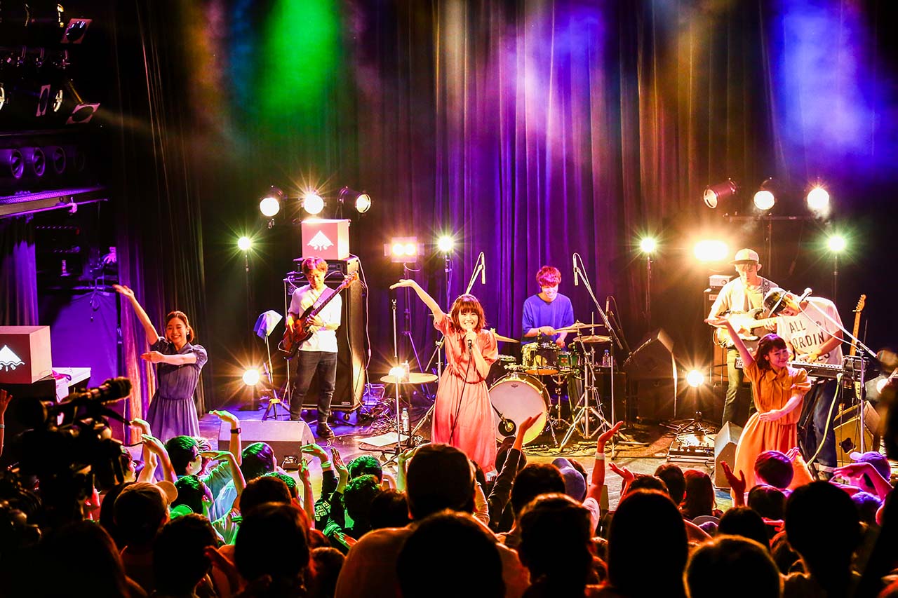 ラジオDJにダンサーも！SHE IS SUMMER、次々に展開する初ワンマンを泳ぎ尽くす