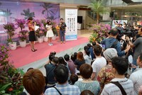 宮崎で行われた「意外にマンゴーを食べてない人！ 空港でマンゴーを語ってミナい？」の様子。  （写真提供：エイベックス）