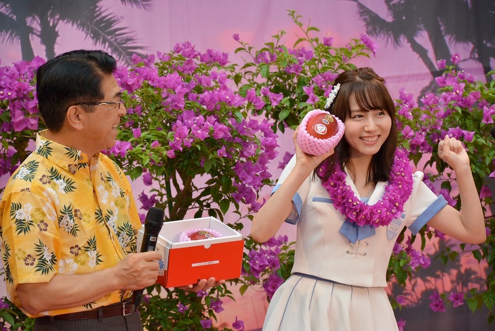 戸敷正宮崎市長（左）とSKE48の大場美奈（右）。 （写真提供：エイベックス）