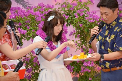 宮崎産のブランドマンゴー「太陽のタマゴ」を食べる大場美奈（SKE48）。 （写真提供：エイベックス）