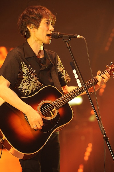 福岡出身の草野マサムネ（Vo）。（撮影：内藤順司）