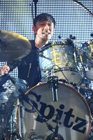 栃木出身の崎山龍男（Dr）。（撮影：内藤順司）※崎は立つ崎（たつさき）が正式表記