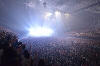 「SPITZ 30th ANNIVERSARY TOUR "THIRTY30FIFTY50"」初日公演の様子。（撮影：内藤順司）