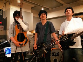 F.I.Bホワイティら新バンドthe CRY結成、3人中2人は骨折中