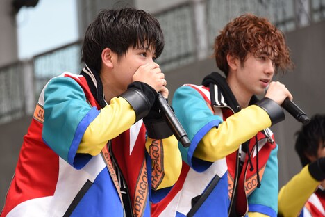 洸希（左）のビートボックスに乗せてラップをするジャン（右）。