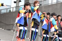 洸希（左）のビートボックスに乗せてラップをするジャン（左から2番目）。