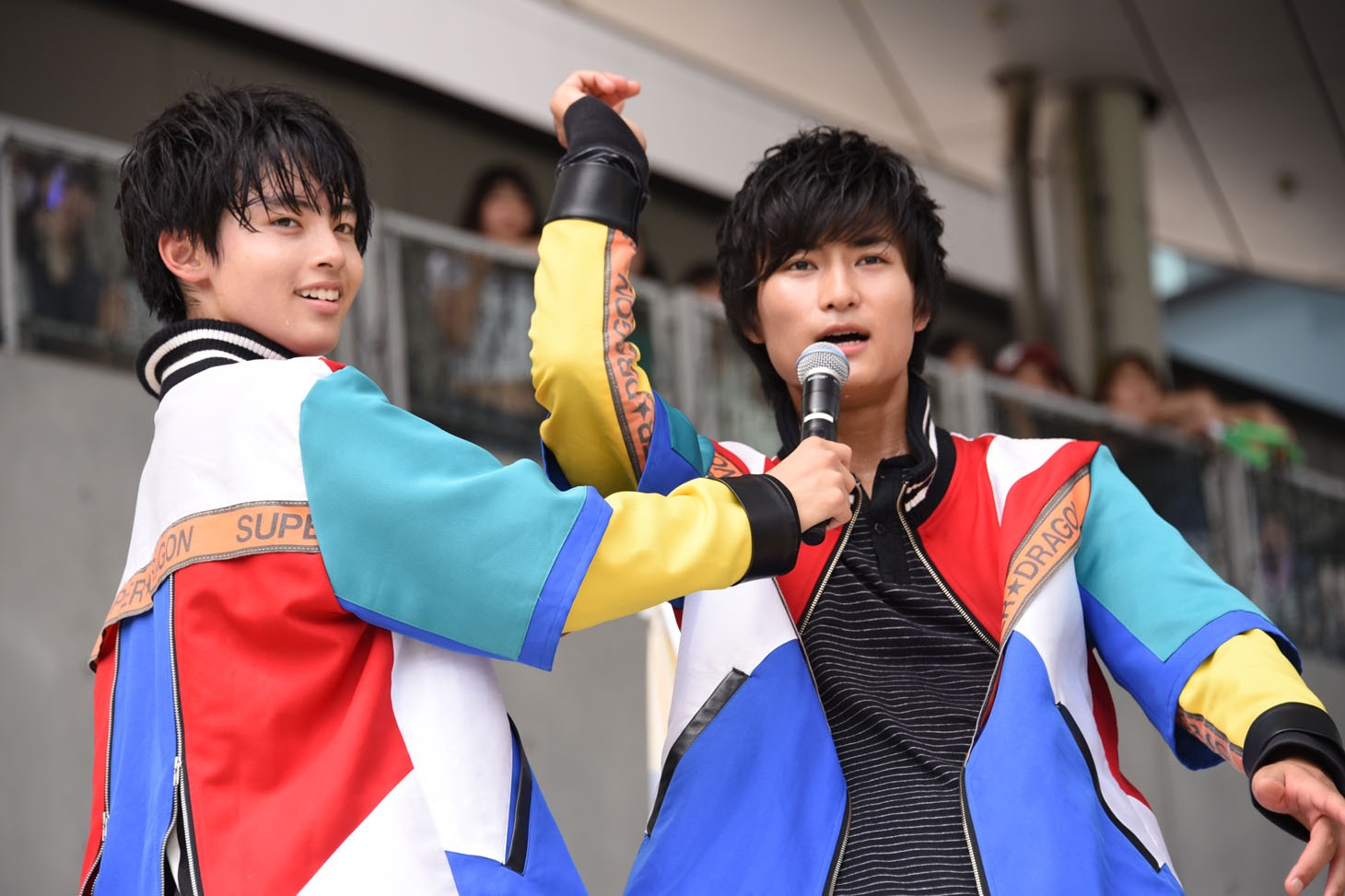 ダンスレクチャーを行う（左から）和哉、颯。