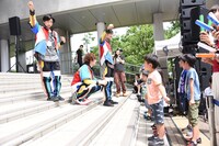 子供たちにダンスを教えるSUPER★DRAGONのメンバー。