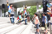 子供たちにダンスを教えるSUPER★DRAGONのメンバー。