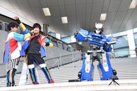 ソニックインターセプター（右）と一緒にダンスレクチャーを行う（左から）和哉、颯。