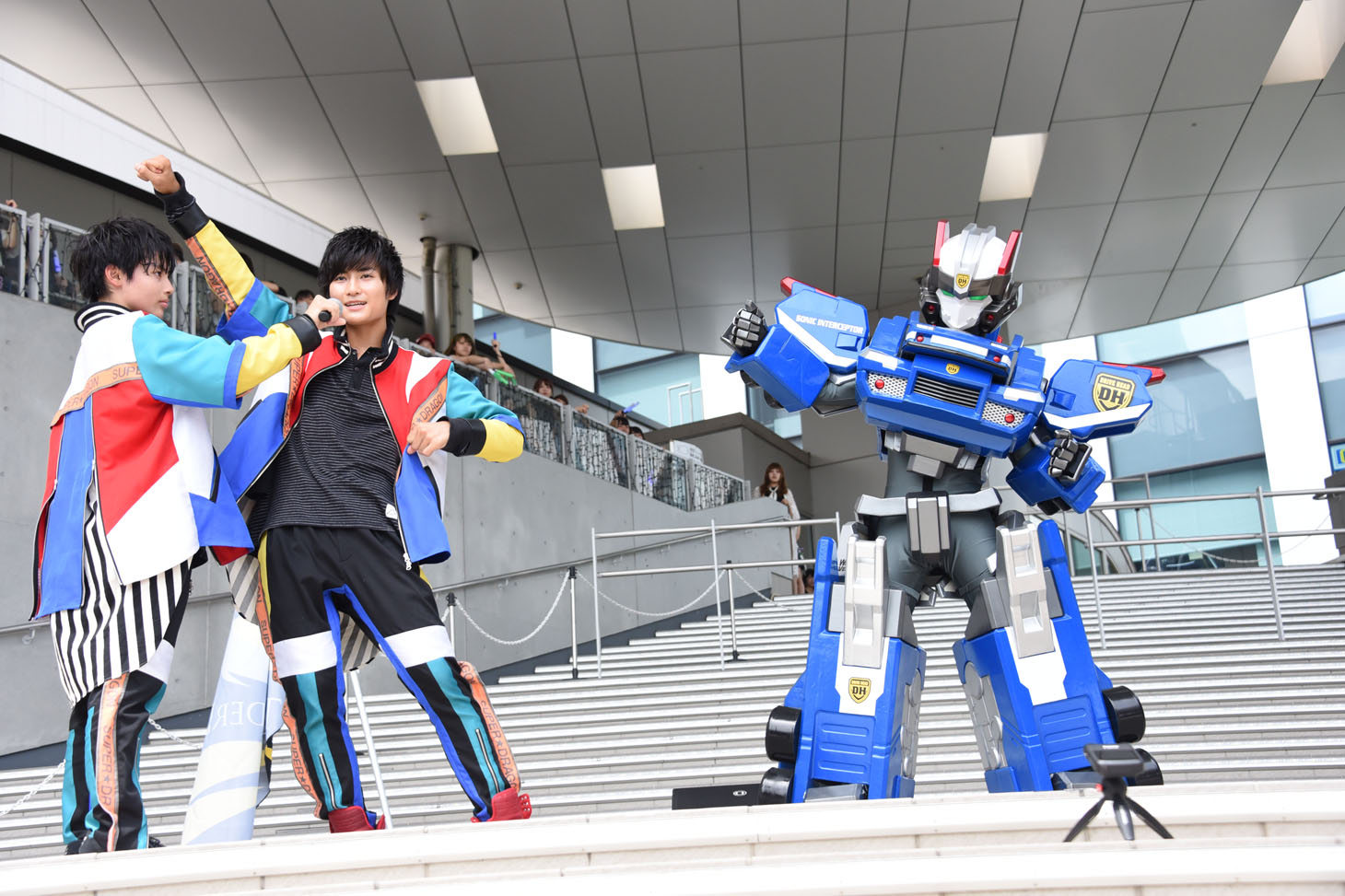 ソニックインターセプター（右）と一緒にダンスレクチャーを行う（左から）和哉、颯。