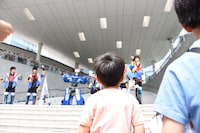 SUPER★DRAGONのステージを見つめる子供たち。