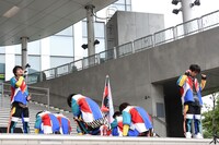 「KITTO→ZETTAI」の導入をアカペラで歌う毅（左）と彪馬（右）。