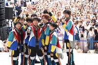 ファンと一緒にカメラに収まるSUPER★DRAGON。