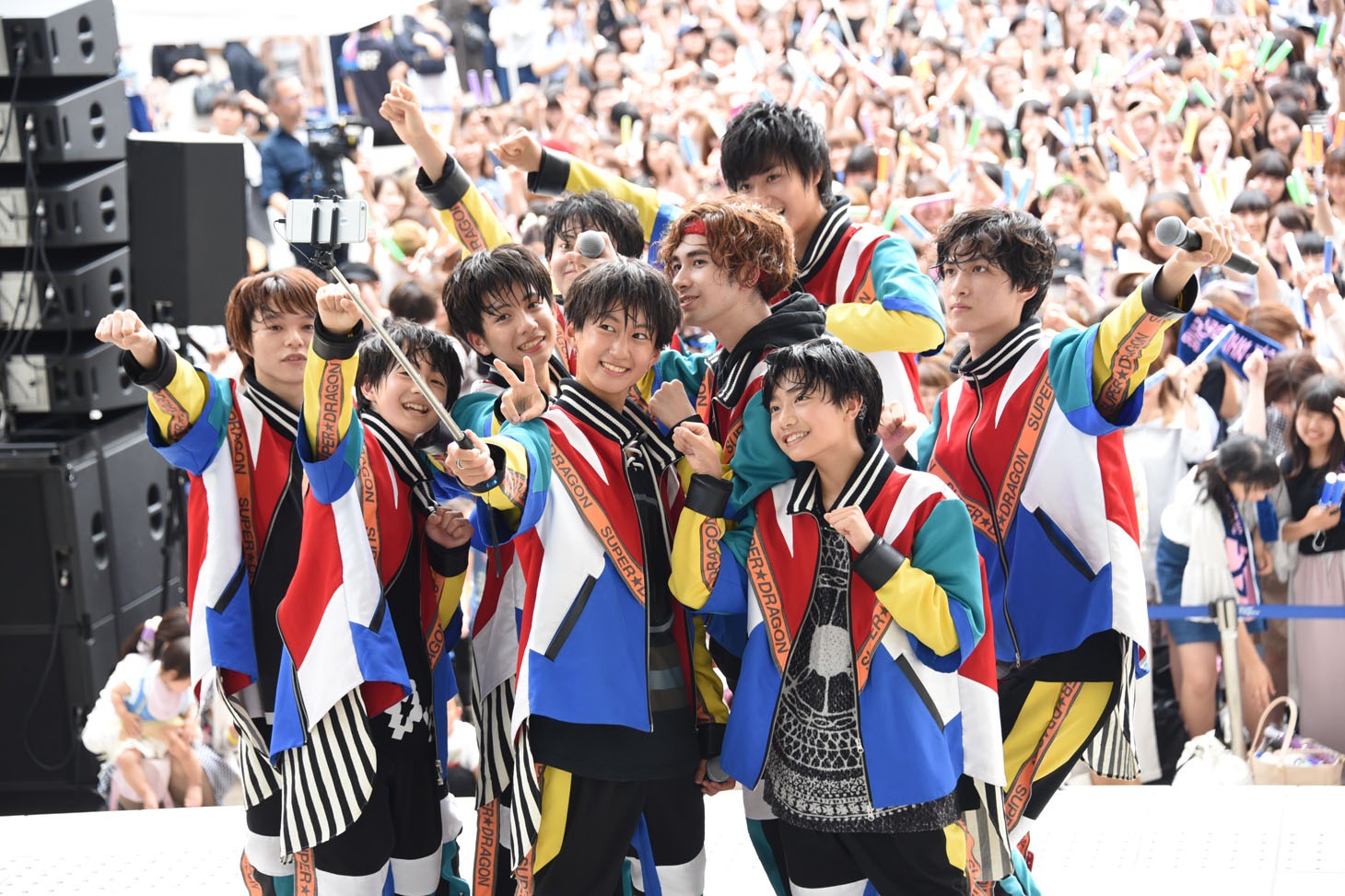 ファンと一緒にカメラに収まるSUPER★DRAGON。