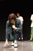 「位置について、よーい……」とクラウチングの構えをする矢部昌暉。