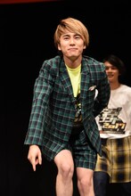 ギャグを披露して満足げな泉大智。