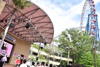 青空の下でライブを行うむすびズム。