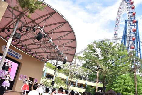 青空の下でライブを行うむすびズム。
