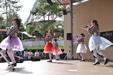 時折ジェットコースターから絶叫が響く中ライブを行ったむすびズム。