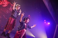 「下衆な夢」を披露する加藤美南、山田野絵。(c)AKS