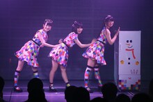 「話し相手は冷蔵庫」を披露する小熊倫実、高倉萌香、太野彩香。(c)AKS