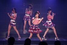 「左の腕で連れ去って」を披露する佐藤杏樹、菅原りこ、中井りか、奈良未遥。(c)AKS