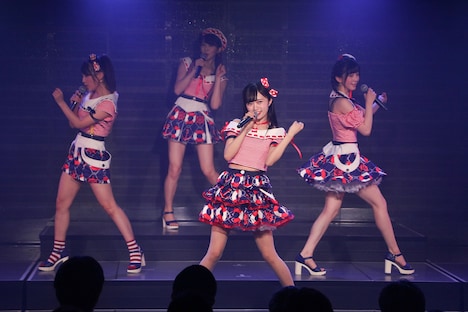 「左の腕で連れ去って」を披露する佐藤杏樹、菅原りこ、中井りか、奈良未遥。(c)AKS