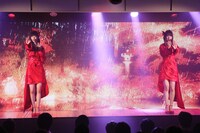 「残酷な雨」を披露する荻野由佳、柏木由紀。(c)AKS