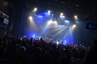 「predia release tour 2017 ～ワインとかけて、女と解く。その心は～」赤坂BLITZ公演の様子。（撮影：古川明久）
