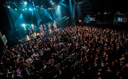 「predia release tour 2017 ～ワインとかけて、女と解く。その心は～」赤坂BLITZ公演の様子。（撮影：ヤマダマサヒロ）