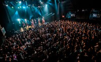 「predia release tour 2017 ～ワインとかけて、女と解く。その心は～」赤坂BLITZ公演の様子。（撮影：ヤマダマサヒロ）