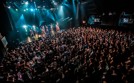 「predia release tour 2017 ～ワインとかけて、女と解く。その心は～」赤坂BLITZ公演の様子。（撮影：ヤマダマサヒロ）